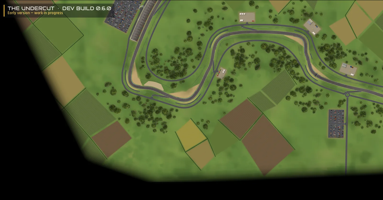 The Undercut, Entwicklungsversion 0.6.0 – Weitwinkelansicht einer prozedural erzeugten Strecke: Die Piste schlängelt sich durch Wälder und Flickenteppich-Felder, mit Parkplätzen, Tribüne, Servicestraßen und Gebäuden am Streckenrand